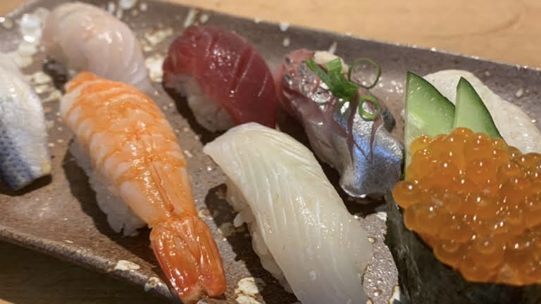 日本海、北海道から厳選された鮮魚を築地より取り寄せてつくるお寿司